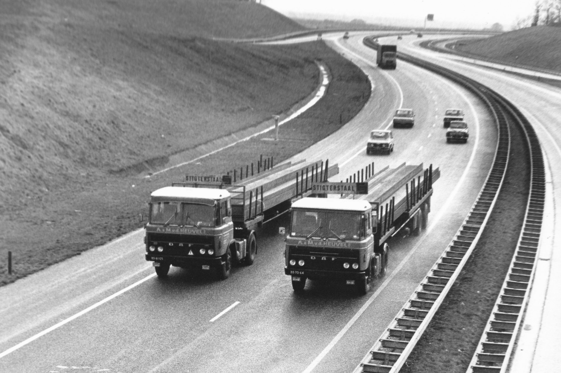 Historische foto van vrachtwagens op de snelweg